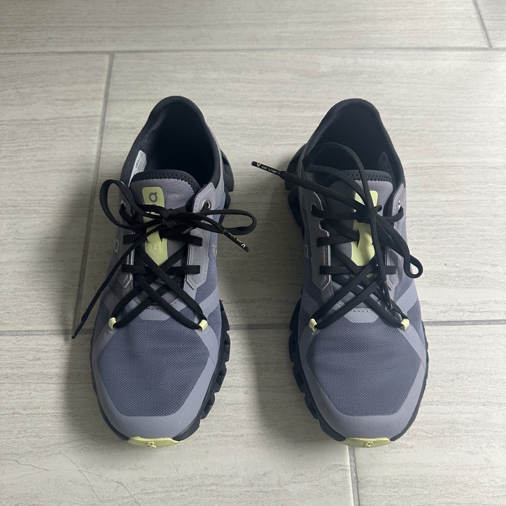 On cloud woman’s running shoes size 7